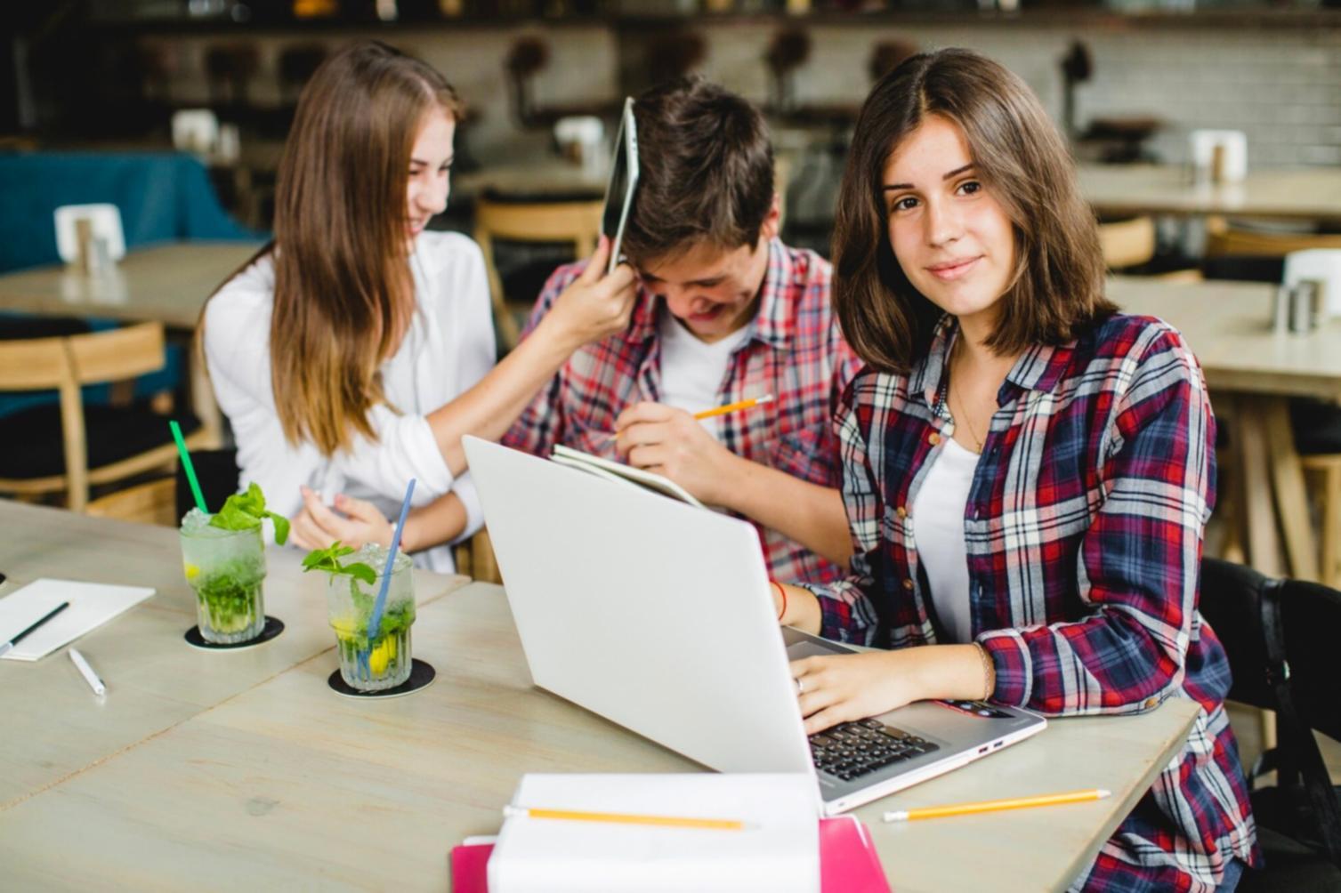 Analiză financiară modernă cu grafice și date